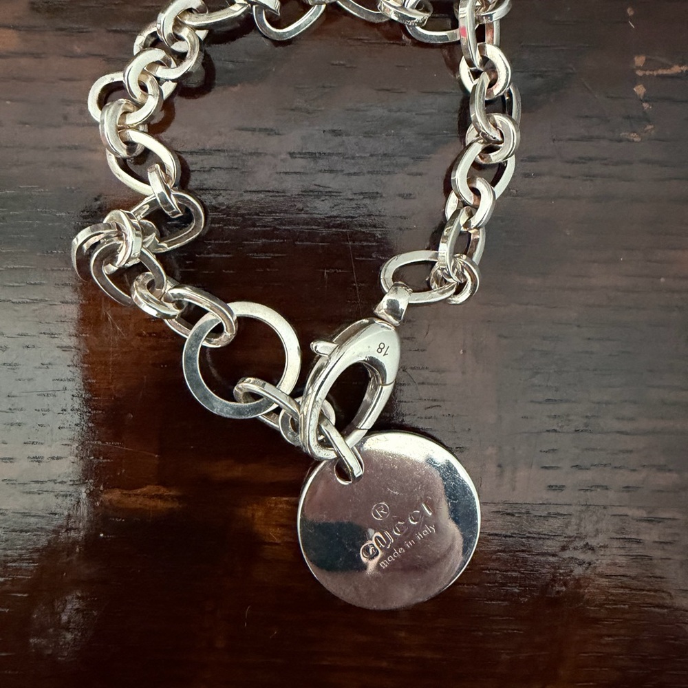 Gucci Women's Sterling Silver Link Round Charm Bracelet, NIB - Picture 2 of 2